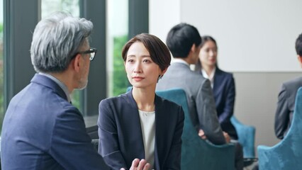 Aufkleber - ロビーで会話するビジネスグループ