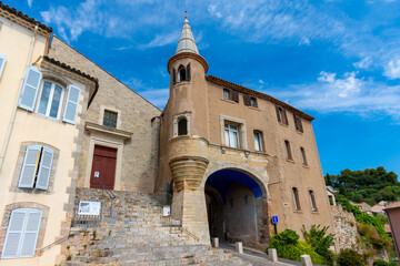 Vue extérieure du bâtiment de la Peñiscola à Hyères, France, avec son porche construit au 16ème siècle en avant de la porte Saint-Paul