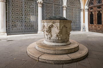 Canvas Print - Ancient stone well for rain water, square of Venice