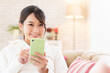 © miya227 - 部屋でスマホを見る女性