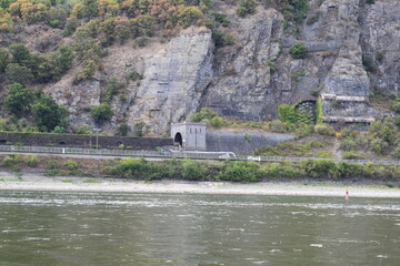 Poster - Klippe südlich der Loreley mit Eisenbahntunnel und Straße herum, Niedrigwasser im Sommer 2022