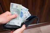 Fototapeta  - Zbliżenie na polskie złotówki w portfelu. Zdjęcie koncepcyjne ukazujące polską gospodarkę.