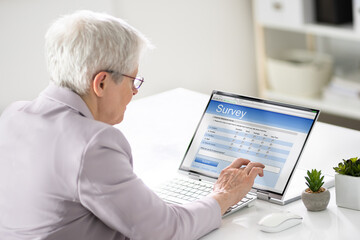 Aufkleber - businessperson filling online survey form