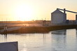 Blick von der Fähre auf den Hafen und Strand von Calais, Frankreich am frühen Morgen bei Sonnenaufgang