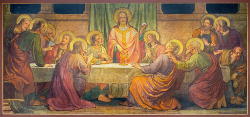 Papier Peint - BERN, SWITZERLAND - JUNY 27, 2022: The fresco of Last Supper in the church Dreifaltigkeitskirche by August Müller (1923).