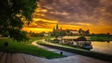 Fototapeta Miasto - Zamek Królewski na Wawelu o wschodzie słońca ze złotym niebem w tle