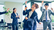 © metamorworks - オフィスでダンスするビジネスグループ
