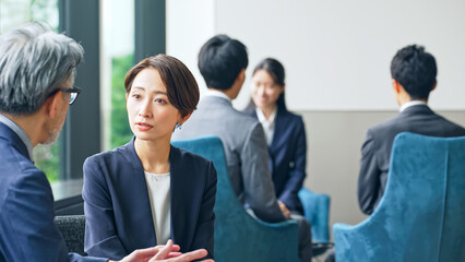 Aufkleber - ロビーで会話するビジネスグループ