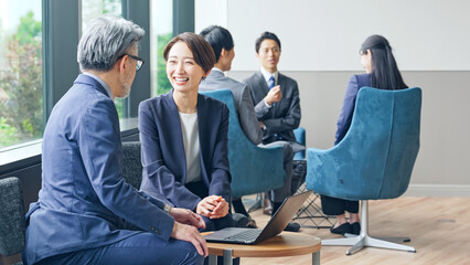 Aufkleber - ロビーで会話するビジネスグループ