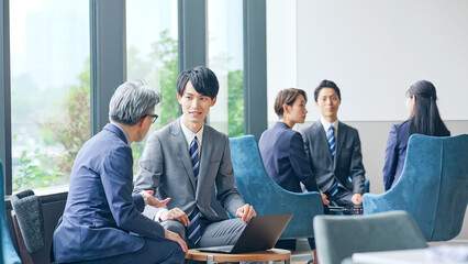 Aufkleber - ロビーで会話するビジネスグループ