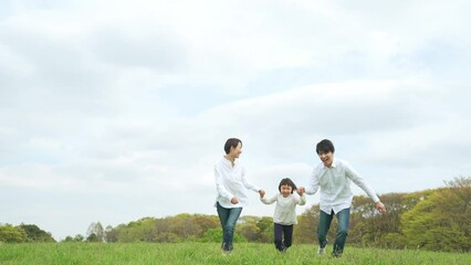 Poster - 手を繋いで草原を走る親子　ファミリー　子育て　自然環境