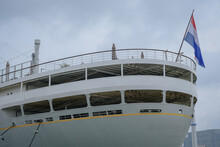 Klassisches Kreuzfahrtschiff Vor Stadtkulisse - Classic Cruiseship Cruise Ship Ocean Liner Rotterdam With Cityscape Harbor View