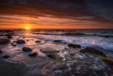 Fototapeta Fototapety z morzem do Twojej sypialni - Morze bałtyckie - wschód słońca na plaży Gdynia Orłowo z widokiem na fale 