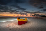 Fototapeta Fototapety z morzem do Twojej sypialni - Kuter rybacki - statek, na plaży w Dębkach o zachodzie słońca nad morzem bałtyckim z widokiem na plażę