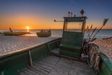 Fototapeta Fototapety z morzem do Twojej sypialni - Kuter rybacki - statek, na plaży w Gdyni Orłowo o wschodzie słońca nad morzem bałtyckim z widokiem na plażę