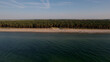 Plaża wzdłuż morza z drona