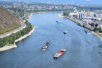 Wall Mural - Frachtschiffe auf dem Rhein bei Andernach