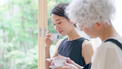 Leinwandbilder - お茶を飲むシニア・ミドル女性