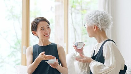 Leinwandbilder - お茶を飲むシニア・ミドル女性