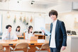 © maroke - シェアオフィスで勤務をするビジネスマン