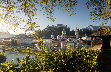 Papier Peint - Incredible view of the historic city of Salzburg with famous Hohensalzburg Fortress and fortification tower in beautiful at sunny day in Autumn. Popular travel and historical center of Austria.