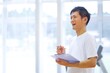 © 琢也 栂 - トレーニング施設で指導をする男性