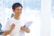 © 琢也 栂 - トレーニング施設で指導をする男性