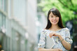 © amanaimages - 街でタブレットPCを持つ女性