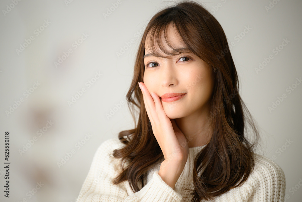 お肌を気にする女性 の Stock フォト | Adobe Stock