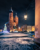 Fototapeta Miasto - The main square in Krakow with a view of the cloth hall and St. Mary's Basilica in winter. Rynek główny w krakowie z widokiem na sukiennice, bazylikę mariacką w zimie. 
