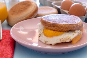 Sticker - un muffin oeuf et fromage dans une assiette	