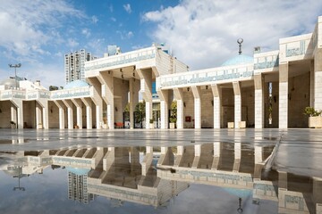 Wall Mural - King Abdullah I Mosque in Amman, Jordan, with reflections in puddle water