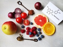 Structural Chemical Formula Of Quercetin Molecule With Fresh Fruit And Vegetable. Quercetin Is A Plant Pigment (flavonoid). It's Found In Many Plants And Foods Such As Red Onions, Berries, Tomatoes...