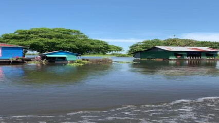 Wall Mural - Ferme flottante sur la Rivière Sangker - Cambodge