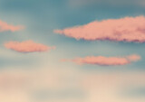 Fototapeta Niebo - Ręcznie malowane pastelowe niebo i chmury w kolorach zachodzącego słońca. Tło do wykorzystania w różnych projektach.