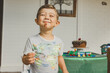 menino comendo bolo de chocolate e brigadeiro em aniversário