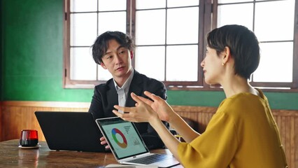 Aufkleber - カジュアルなオフィスで会話する男女