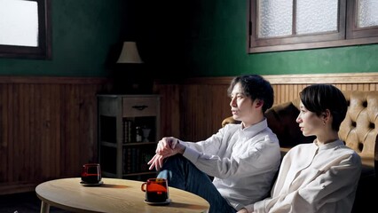 Fototapete - 部屋でくつろぐカップル