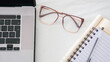 © Adrian - Computadora, Lentes y Notas