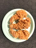 Fototapeta Góry - Floured fried chicken Photographed on a green plastic plate isolated on a dark background