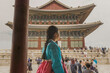 서울에 있는 경복궁에서 한복을 입고 있는 여자 어린이. 