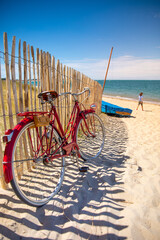 Wall Mural - Vieux vélo rouge l'été sur les plages de France en Bretagne.