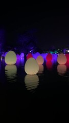 Poster - Œufs décoratif de nuit, canal des Jardins sur la Baie à Singapour 