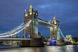 Tower Bridge in London zur Blauen Stunde am Abend