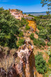 Bergdorf Roussillon  mit den Ockerfelsen in der Provence Frankreich