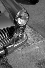 Wall Mural - Scheinwerfer und Kühlergrill einer italienischen Luxus Limousine der Fünfzigerjahre und Sechzigerjahre beim Oldtimertreffen im Lenkwerk in Bielefeld im Teutoburger Wald in Ostwestfalen-Lippe