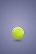 Ilustração 3D de uma bola de Tênis no canto inferior.