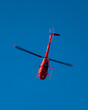 czerwony helikopter na niebieskim niebie 
