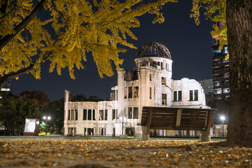 Wall Mural - 原爆ドームと黄葉したイチョウの夜景　秋の広島平和記念公園　Night view of Atomic Bomb Dome and autumn yellow ginkgo leaves in Hiroshima Peace Memorial Park