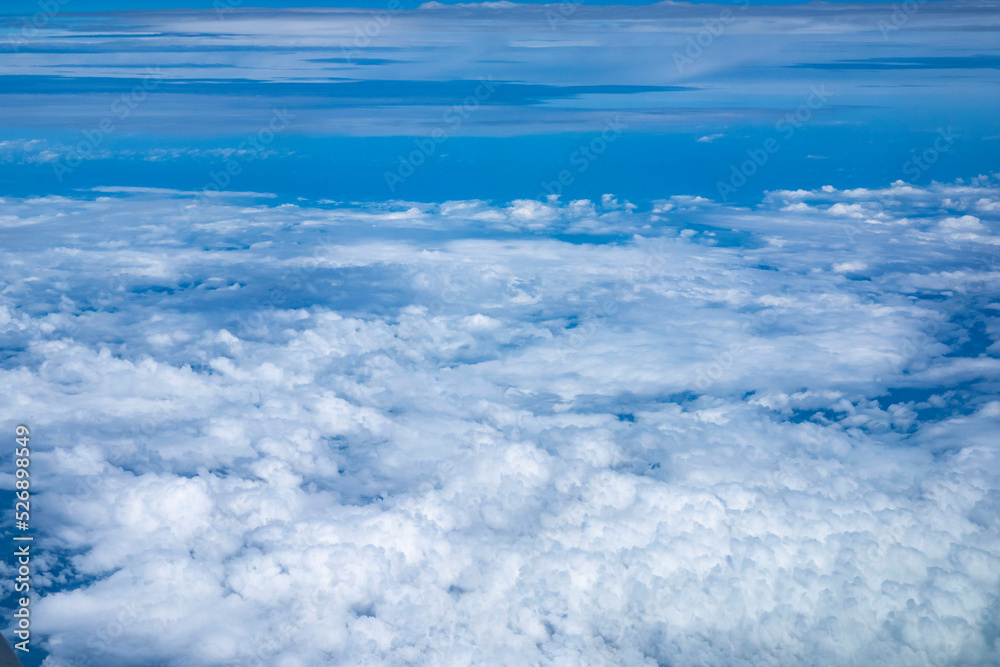 雲の上の風景、上空写真、成層圏にある巨大な雲たち、雲の上の空模様